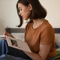 ilustrasi menulis jurnal di pagi hari/copyright freepik.com/freepik