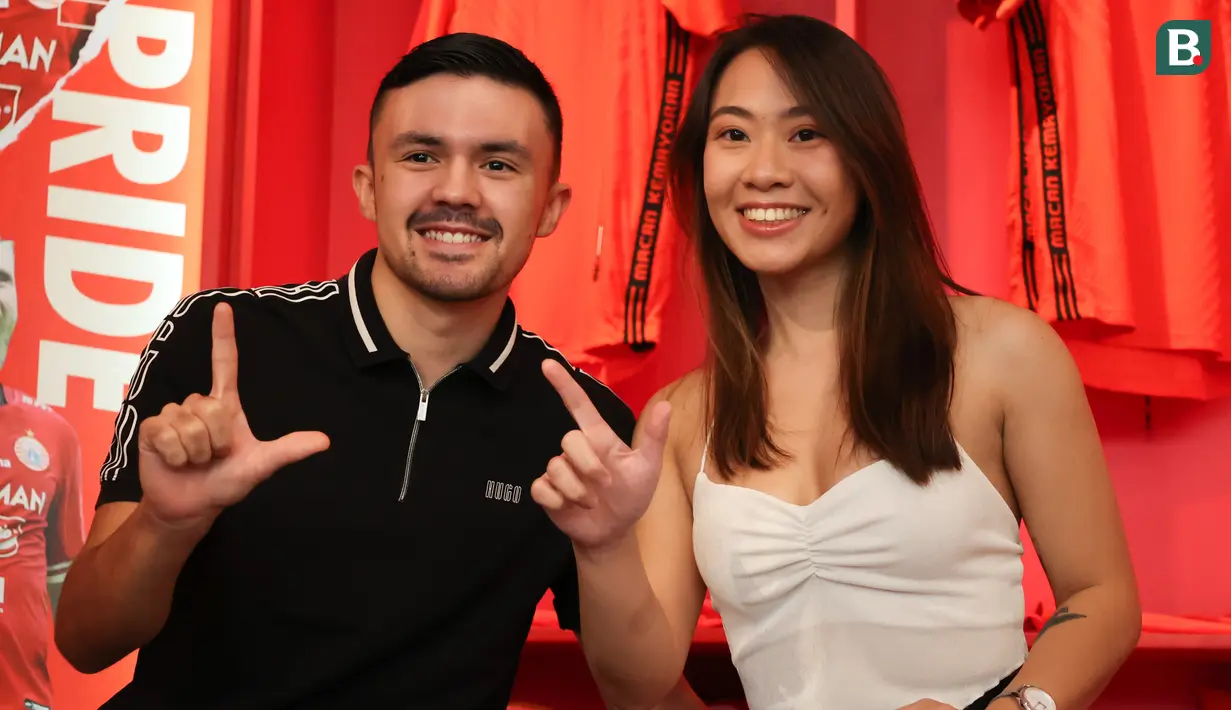<p>Oliver Bias, pemain asal Filipina didampingi sang kekasih, Kaye Lavin saat diperkenalkan sebagai pemain asing baru Persija Jakarta di Persija Store, Kuningan, Jakarta Selatan, Kamis (27/7/2023). (Bola.com/Abdul Aziz)</p>