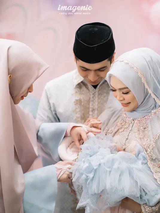 Momen Shindy Kurnia Putri memotong rambut Cut Raifa Aramoana. (Foto: Instagram dr.shindyputri_)