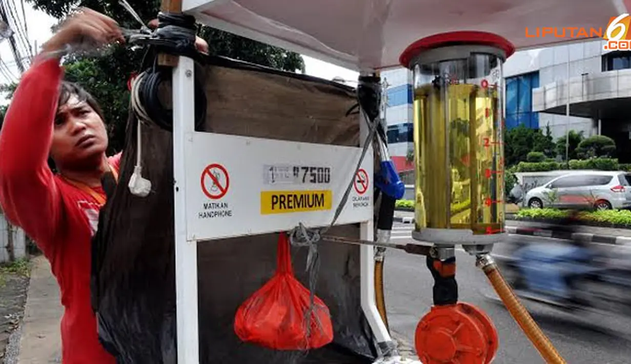 Harga yang dijual untuk seliter bensin di kios Pertamini itu sebesar Rp 7500,00 yang berarti lebih mahal Rp 1000 dari SPBU resmi (Liputan6.com/Johan Tallo)