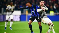 Pemain Inter Milan, Juan Cuadrado, berebut bola dengan pemain Juventus, Filip Kostic, pada laga pekan ke-13 Serie A 2023/2024 di Allianz Stadium, Senin (2/11/2023). (AFP/Marco Bertorello)