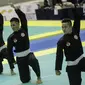 Pesilat Indonesia memperlihatkan jurus dalam pertandingan Pencak Silat Beregu Putra saat final 18th Asian Games Invitation Tournament di Padepokan Silat TMII, Jakarta, Rabu (14/2). Indonesia menyabet emas dengan skor 466. (Liputan6.com/Faizal Fanani)