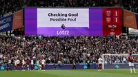 Sebuah layar LED menampilkan pesan VAR selama pertandingan sepak bola English Premier League antara West Ham United dan Arsenal di Stadion London, London Timur pada 10 Mei 2026. (Adrian Dennis / AFP)