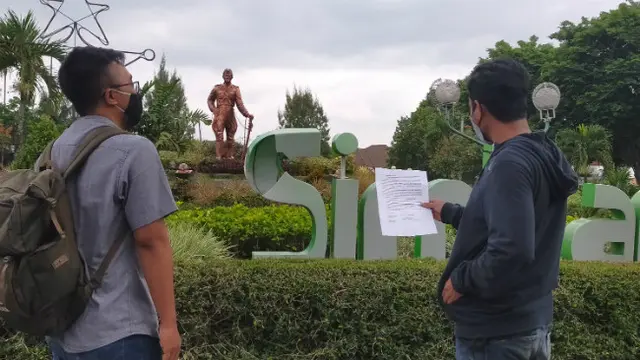 Masyarakat Sipil Malang Raya Wadul ke Patung Hamid Rusdi Soal UU Cipta Kerja
