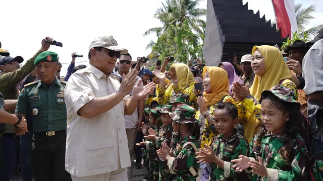 Menteri Pertahanan Prabowo Subianto disambut anak-anak saat acara penyerahan bantuan 153 unit sepeda motor trail untuk prajurit Babinsa TNI AD di wilayah Kodim 0811 Tuban, Jawa Timur, Minggu (26/11/2023). (Merdeka.com/Muhammad Genantan Saputra)