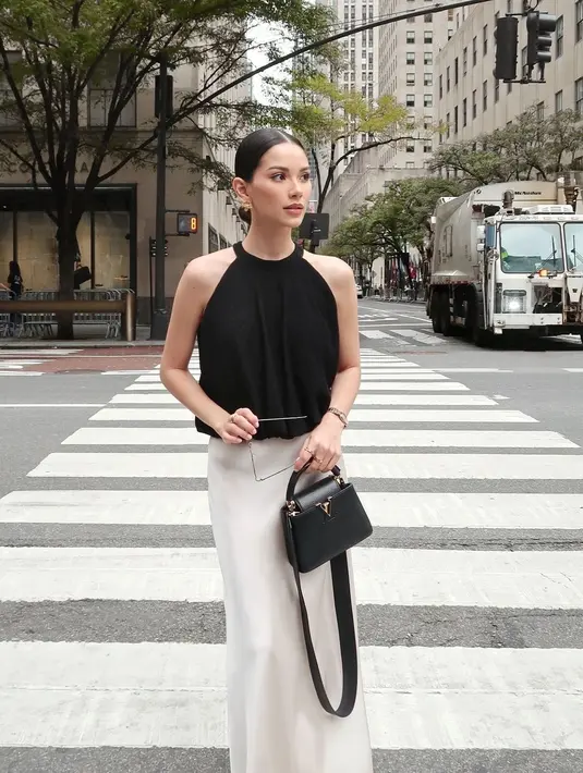 Alyssa tak pernah takut mengeksplorasi berbagai gaya. Mulai dari minimalis look hingga edgy.