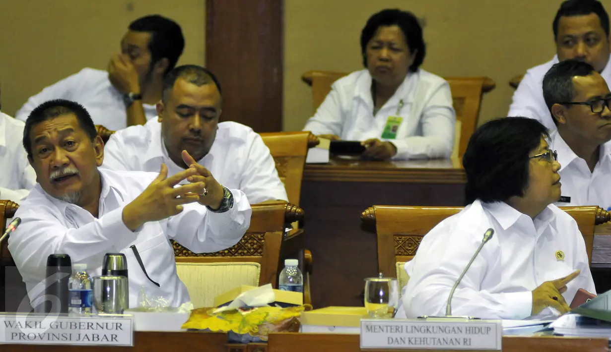 Wagub Jawa Barat Deddy Mizwar (kiri) bersama Menteri LHK Siti Nurbaya saat raker  dengan Komisi VII DPR RI, Jakarta Rabu (20/4). Rapat tersebut membahas permasalahan reklamasi Pantai Teluk Jakarta. (Liputan6.com/JohanTallo)