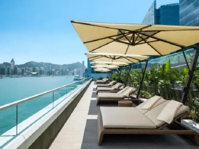 Salah satu teras di Kerry Hotel Hong Kong dengan pemandangan menawan Pelabuhan Victoria (Foto: Kerry Hotel Hong Kong)