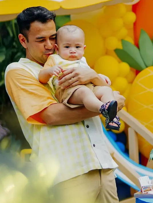 Bonus foto gemasnya ekspresi wajah Rayyanza saat digendong oleh sang ayah. (Foto: Instgaram/ melvmistake)