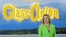 Kate Hudson berpose sambil tersenyum selama sesi pemotretan untuk pemutaran perdana film "Glass Onion: a knife out misteri" di Madrid, pada 19 Oktober 2022. Kate, yang merupakan putri ikon Hollywood Goldie Hawn, 76, memakai riasan termasuk alas bedak, bibir telanjang mengkilap dan mata bersayap. (AFP/Javier Soriano)