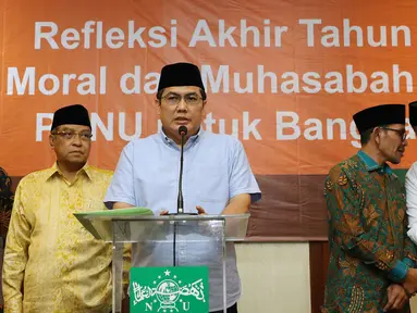 Sekjen PBNU, Helmy Faishal Zaini (tengah) memberi keterangan jelang pembacaan refleksi akhir tahun 2016 di Jakarta, Jumat (30/12). Dalam refleksinya, PBNU menyoroti pudarnya semangat toleransi dan kebhinekaan. (Liputan6.com/Helmi Fithriansyah)