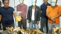 Tersangka pemburu dan penjual kulit harimau sumatra yang ditangkap petugas Gakkum KLHK Sumatra. (Liputan6.com/M Syukur)