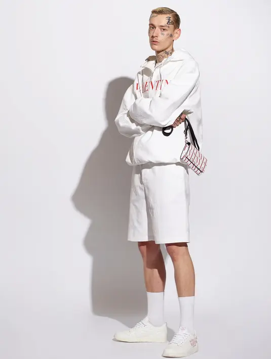 Cocok buat hangout, outfit nuansa putih ini bisa kamu jadikan inspirasi. Gunakan hoodie, pants, dan sneaker warna senada. Kamu juga bisa menambahkan slingbag warna senada. (FOTO: doc. Valentino).