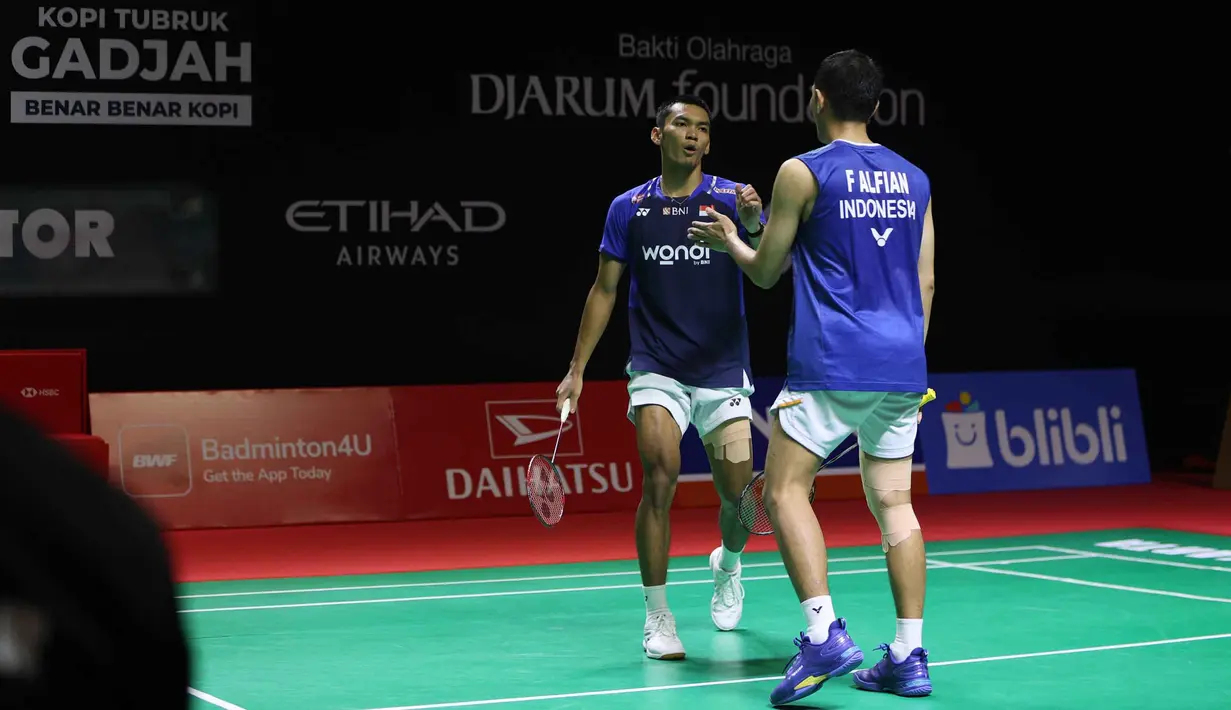 Hasil ini didapat usai mengalahkan ganda putra Indonesia lainnya, Leo Carnando/Bagas Maulana. Tampak dalam foto, pebulu tangkis ganda putra Indonesia, Fajar Alfian/Muhammad Fikri saat bertanding melawan Leo Carnando/Bagas Maulana pada babak 16 besar Indonesia Masters 2026 di Istora Gelora Bung Karno, Senayan, Jakarta, pada Kamis (22/1/2026). (Bola.com/M Iqbal Ichsan)