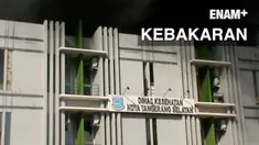 Api berasal dari gudang ban yang berada di belakang kantor Dinas Kesehatan Tangerang Selatan.