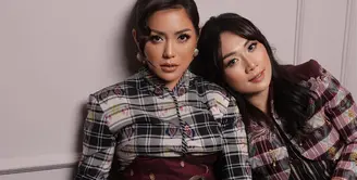 Kompak bagai adik kakak, pesona Jedar, bunga Zainal, dan Putri Nastiti, terlihat begitu memesona. [Foto: Instagram/ Victoria_Makeup Atelier]