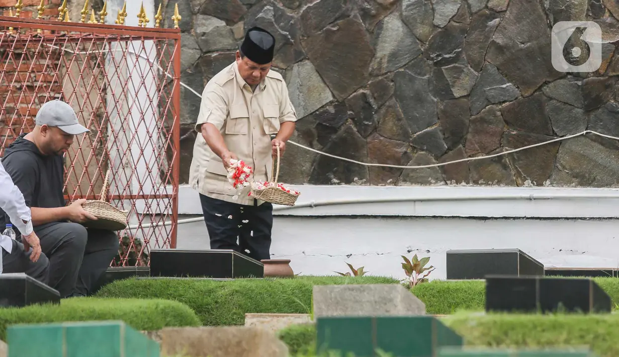 Prabowo Subianto juga menaburkan bunga di atas makam ayahnya. (Liputan6.com/Angga Yuniar)