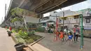 Anak-anak bermain ayunan di RPTRA kawasan Mangga Dua Selatan, Jakarta, Minggu (6/5). Sebelum dirubah menjadi RPTRA dua tahun lalu, kolong rel kereta tersebut merupakan tempat parkir dan tempat sampah. (Liputan6.com/Herman Zakharia)