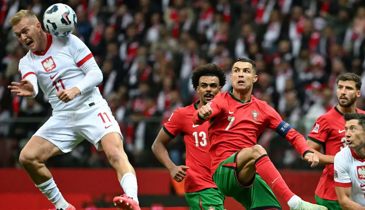 Laga kedua timnas berlangsung terbuka. Aksi saling balas serangan pun terjadi. (Sergei GAPON/AFP)