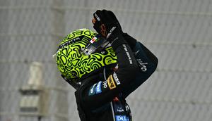 Pembalap McLaren’s, Lando Norris, merayakan gelar juara dunia F1 2025 di Grand Prix Abu Dhabi di Sirkuit Yas Marina, Abu Dhabi, Minggu (7/12/2025). (Andrej Isakovic/AFP)