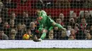  Kiper Manchester United, David De Gea gagal meengamankan bola yang masuk ke gawangnya pada anjutan Liga Premier Inggris di Stadion Old Trafford, Sabtu (02/01/2016). Manchester United menang 2-1.  (Reuters/Andrew Yates)
