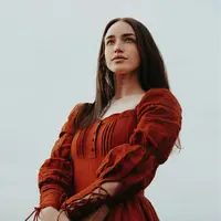Ilustrasi perempuan cantik dan berkelas | copyright unsplash.com/Lance Reis