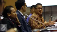 Menkominfo Rudiantara (kanan) memberi penjelasan kepada Komisi I terkait Proses Perpanjangan IPP 10 Lembaga Penyiaran Swasta (IPS) di Indonesia, Jakarta, Senin (3/10). (Liputan6.com/Johan Tallo)