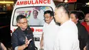 Sekretaris TKN Jokowi-Ma'ruf Amin, Hasto Kristiyanto dan Sekretaris TKN Jokowi-Ma'ruf Amin Kota Tangerang Andri S Pernama saat ngobrol santai dengan pemilih milenial dan organisasi kepemudaan di Tangerang, Banten, Jumat (21/12). (Liputan6.com/HO/Dodi)