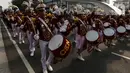 Sejumlah Taruna Akademi Kepolisian (Akpol) yang tergabung dalam drum band beraksi ketika mengikuti Kirab Merah Putih di Jakarta, Minggu (28/8/2022). Sebanyak 50.000 orang membentangkan bendera merah putih sepanjang 1.700 meter dari kawasan Monas hingga Bundaran Hotel Indonesia dalam rangka memperingati HUT ke-77 Kemerdekaan Republik Indonesia bertemakan 'Pulih Lebih Cepat, Bangkit Lebih Kuat. (Liputan6.com/Johan Tallo)