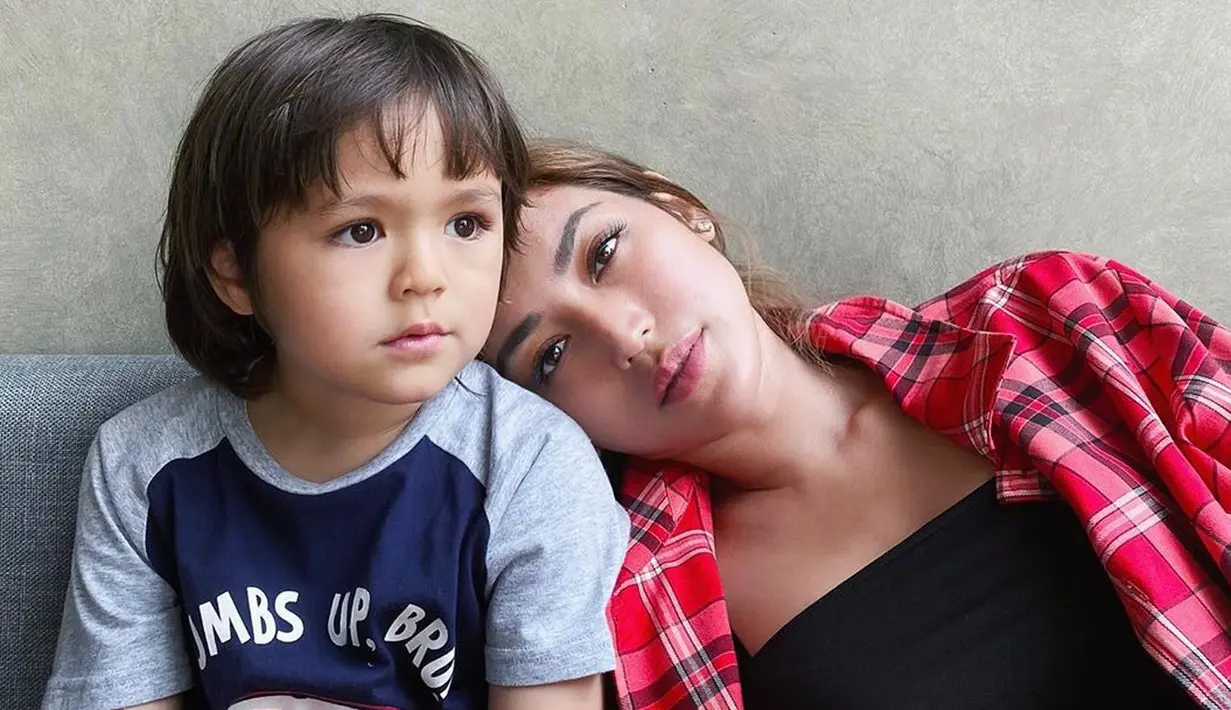 Sekarang ini Jessica memang tengah berjuang dalam kehidupannya. Selain karena penyakitnya, Jedar pun juga harus bangkit dari rasa sedih akibat putus dengan Richard Kyle yang membuatnya tak jadi menikah. Instagram/inijedar)