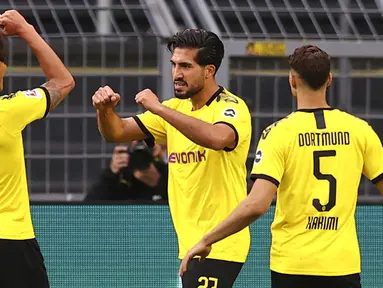 Pemain Borussia Dortmund, Emre Can, melakukan selebrasi usai membobol gawang Hertha Berlin pada laga Bundesliga di Stadion di Signal Iduna Park, Sabtu (6/6/2020). Borussia Dortmund menang 1-0 atas Hertha Berlin. (AP/Lars Baron)