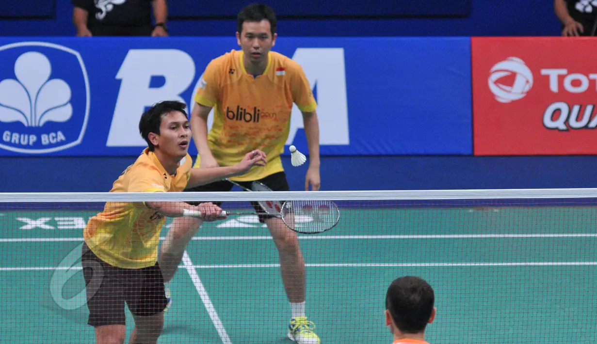 Salah satu aksi Ahsan (kiri) saat berlaga di semifinal Indonesia Open Superseries Premier 2015, Jakarta, Sabtu (6/6/2015). Pasangan Hendra/Ahsan takluk atas Fu Haifeng/Zhang Nan 20-22, 21-18 dan 15-21 asal Tiongkok. (Liputan6.com/Herman Zakharia)