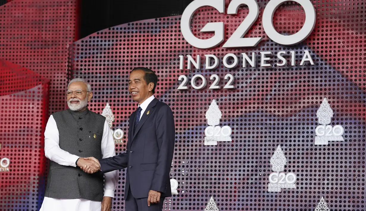 Perdana Menteri India Narendra Modi menyapa Presiden Indonesia Joko Widodo atau Jokowi yang menyambutnya pada hari pertama Konferensi Tingkat Tinggi (KTT) G20 di Nusa Dua, Bali, Selasa (15/11/2022) pagi.  Setidaknya total 17 kepala negara G20 akan menghadiri KTT dua hari ini. (Kevin Lamarque/Pool via AP)