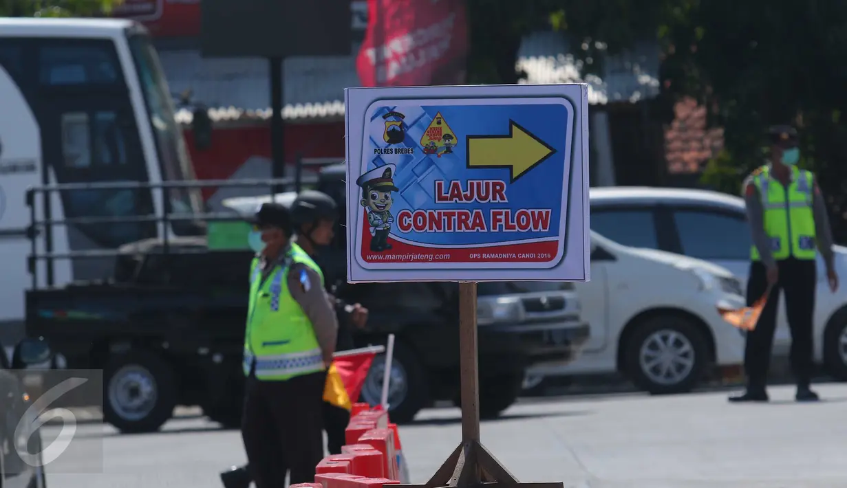 Papan penunjuk arah contra flow terpasang di jalur alteri Brebes Timur, Jawa Tengah, Senin (4/7). Petugas menambah jangkauan contra flow yang sebelumnya 10 km menjadi 12 km untuk mengurai kemacetan panjang di kawasan tersebut. (Liputan6.com/Angga Yuniar)