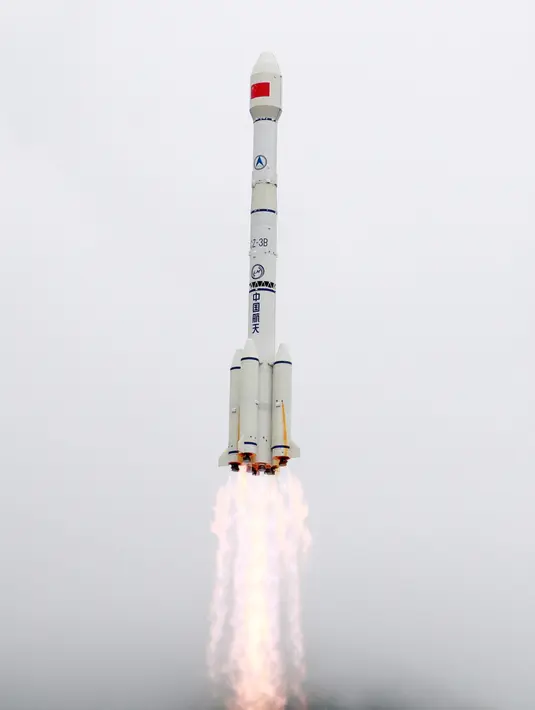 Roket pengangkut membawa satelit terakhir dari Sistem Satelit Navigasi BeiDou (BeiDou Navigation Satellite System/BDS) lepas landas dari Pusat Peluncuran Satelit Xichang, Sichuan, China, Selasa (23/6/2020). Ini menandai tuntasnya pemosisian sistem navigasi global satelit BDS. (Xinhua/Hu Xujie)