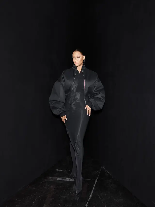 Tyra Banks Tampil Beda dengan Putihkan Alis di Paris Fashion Week Sampai Nyaris Tak Dikenali