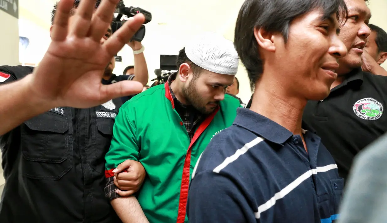 Bersama rekannya, Ridho Rhoma ditangkap di salah satu hotel di Jakarta Barat pada Maret 2017 lalu. Diketahui positif menggunakan narkoba jenis shabu dan pihak kepolisian pun mengamankan barang bukti tersebut seberat 0,7 gram. (Adrian Putra/Bintang.com)