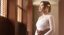 Sebelumnya, banyak selebriti yang liburan ke Bali dan tampil dalam busana pengantin. Namun Prilly yang tampil dalam kebaya khas Bali ini saja sudah tampil curi perhatian banyak netizen. Pemtoretannya ini pun diabadikan oleh fotografer Bali Dhika Ananta. (Liputan6.com/IG/@prillylatuconsina96)