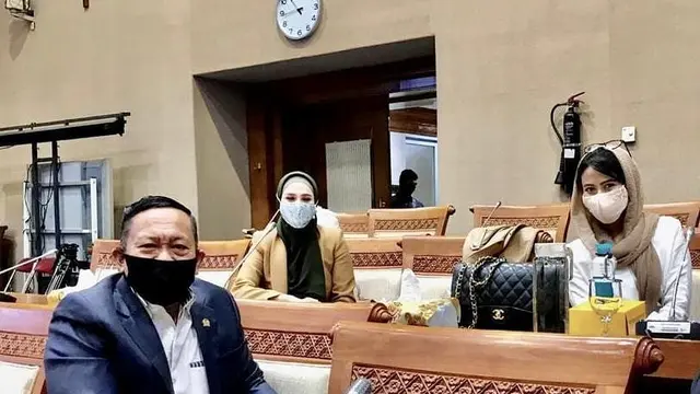 Gaya Seleb Ngantor di Era New Normal