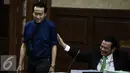 Darmawan Salihin, Ayah dari alm Mirna usai berbincang dengan pengacara Otto Hasibuan sebelum persidangan di PN Jakarta Pusat, Rabu (13/7). Sidang tersebut menampilkan video CCTV rekaman suasana kejadian di Kafe Olivier. (Liputan6.com/Faizal Fanani)