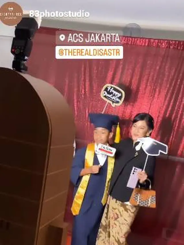 Tampil Menawan, Ini 7 Potret Dian Sastrowardoyo dalam Acara Kelulusan Anak