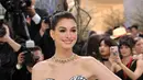 Melengkapi tampilannya dengan Anting High Jewelry berbahan platinum dengan dua berlian berbentuk persegi (6,16 karat). Serta cincin High Jewelry Serpenti dalam balutan emas kuning dan putih 18 karat, dihiasi dua ruby berbentuk pear, 28 berlian marquise (2,69 karat), enam ruby bulat (0,06 karat), serta taburan berlian pavé. [Dok. Bvlgari]