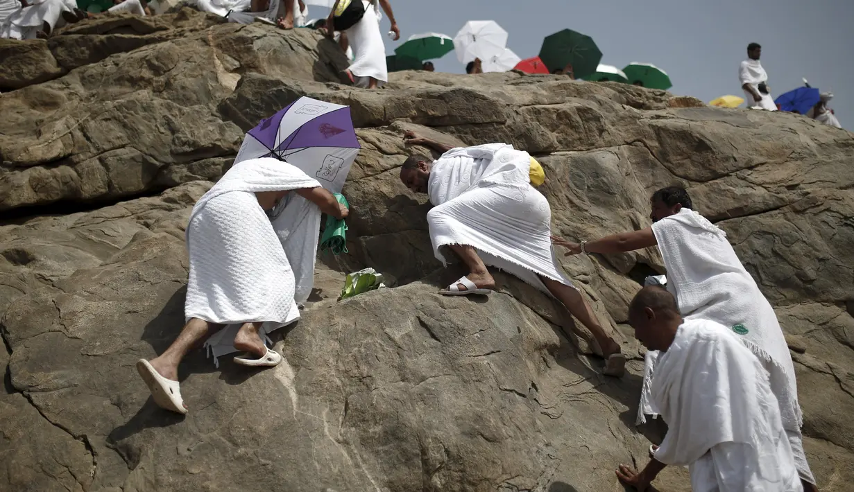 Ribuan jamaah haji berkumpul di Jabal Rahmah saat perayaan Idul Adha, Arab Saudi, Rabu (23/9/2015). Arab Saudi menetapkan tanggal 23 September 2015 sebagai Hari Raya Idul Adha. (REUTERS/Ahmad Masood)