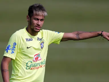 Neymar, pemain depan Timnas Brasil ini tampil dengan model rambut bergaya mohawk sepanjang berlaga di Piala Dunia 2014. (REUTERS/Marcelo Regua)