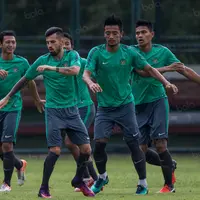 Gelandang Timnas Indonesia, Stefano Lilipaly (tengah), bersama rekan-rekannya melakukan pemanasan ketika berlatih di Lapangan SPH Karawaci, Banten, Minggu (11/12/2016). (Bola.com/Vitalis Yogi Trisna)
