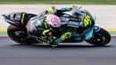 Pebalap asal Italia, Valentino Rossi, merupakan salah satu pebalap yang terkenal dengan penampilan nyentrik. Termasuk penggunaan helm dengan desain unik dan spesial di lintasan. (AFP/Andreas Solaro)