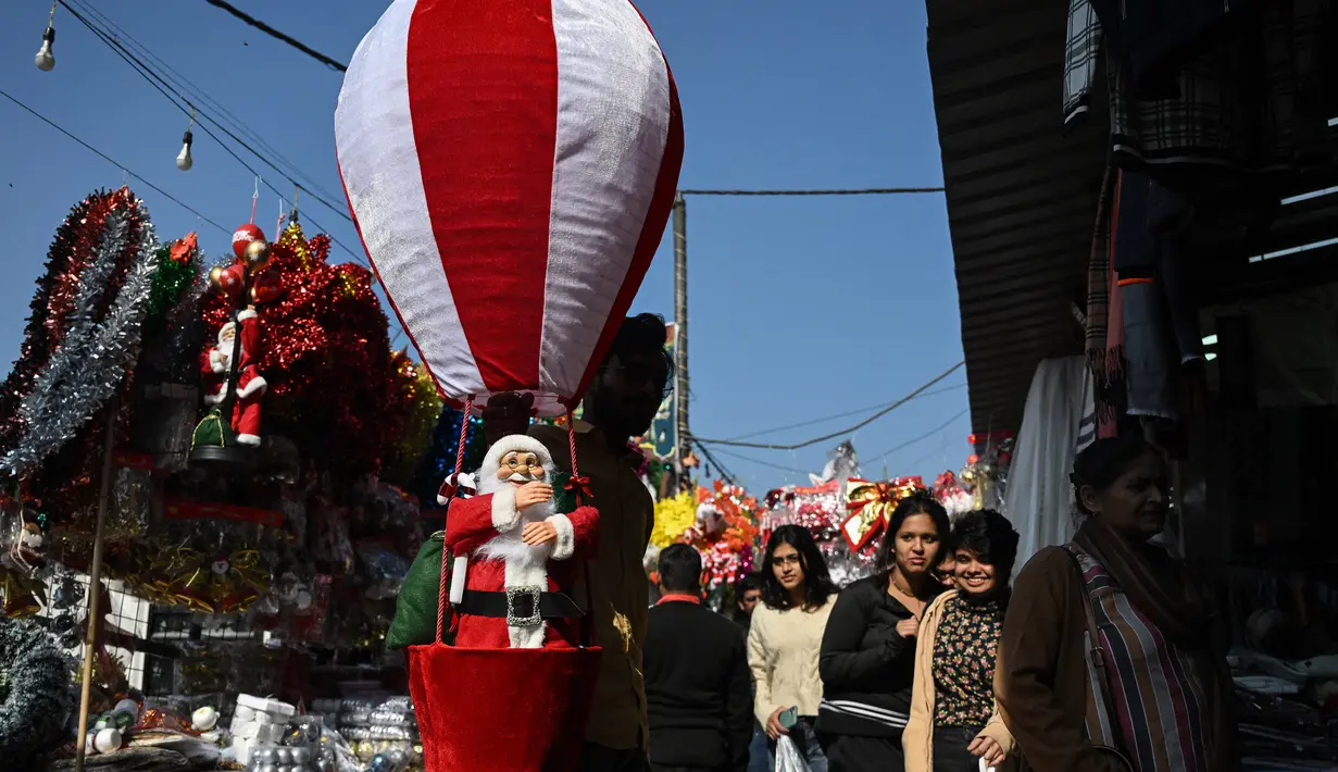 Menyambut perayaan Natal 2024, sejumlah pernak-pernik ramai diperdagangkan. (Arun SANKAR/AFP)