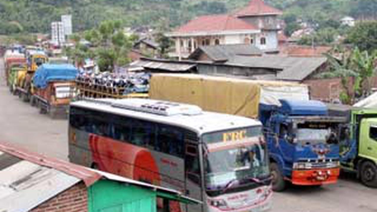 Antrian truk menuju dermaga Pelabuhan Merak, Banten, Senin (17/1). Kemacetan panjang tersebut terjadi akibat cuaca buruk sehingga mengganggu lalu lintas penyeberangan.(Antara)