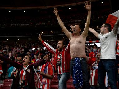 Suporter menjadi elemen penting bagi sebuah klub di mana saja, termasuk di Eropa. Di samping menjadi bagian penting untuk terus mendukung klub kesayangannya, mereka juga mempunyai andil dalam menentukan keputusan-keputusan strategis klub, seperti mendatangkan pemain dalam bursa transfer. Tercatat, ada 6 transfer yang pernah gagal akibat penolakan suporter garis keras klub. Berikut daftar keenam transfer yang gagal tersebut. (AFP/Pierre-Philippe Marcou)