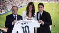James Rodriguez bersama istrinya, Daniela Ospina dan Presiden Real Madrid, Florentino Perez berpose sambil memperlihatkan jersey Real Madrid bernomor punggung 10 di Stadion Santiago Bernabeu, Selasa (22/7/14). (REUTERS/Juan Medina)